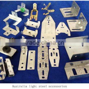 Suspended ceiling rail system of flat corner metal bracket