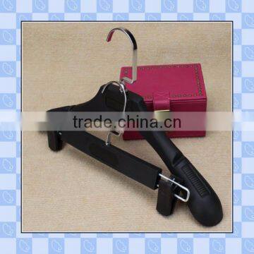Customized High Quality Heavy Duty Black Plastic Hanger With Metal Hook for Suit/wholesale Hanger Manufacturer photo-2