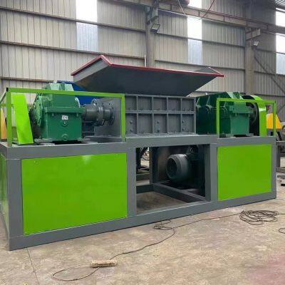 Broyeur industriel à double arbre. Broyeur de plastique usagé. Broyeur de pneus d'automobiles usagés pour le recyclage des déchets. Atelier de recyclage de pneus. photo-3