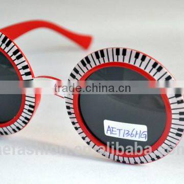 A Round party glasses with keyboard picture