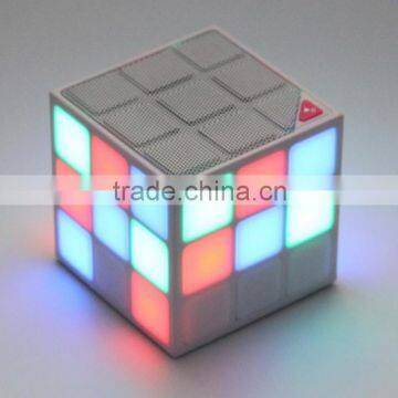 2016 newest cheap shower portable cube speaker with light factory price P-038