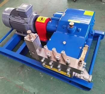 Ultra High Pressure 40000psi/2800bar Wasserstrahlpumpe mit drei Kolbenstempeln für die Entfernung von Straßenzebrastreifen und Wasserstrahlreinigung photo-2