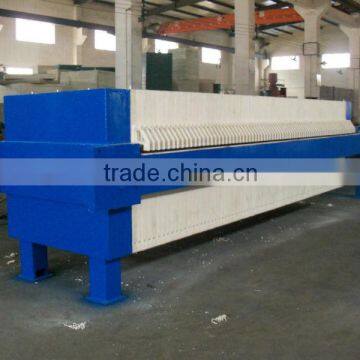 Solid material dewatering chamber filter press