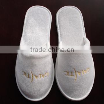 cheap disposable hotel slipper with embroideried customized logo