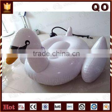 2015 best selling water floating game inflatable swan