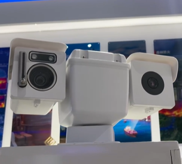 Compact Dual-Spectrum Thermal PTZ Security Camera with 2688×1520 Visible Resolution and 360° Rotation for Outdoor Surveillance