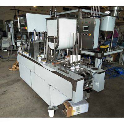 Многоцветная машина для запечатывания стаканов. Пластиковый запечатыватель йогуртных стаканов. Машина для запечатывания стаканов с соком, желе, бобами и молочным чаем