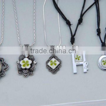 Real four leaf clover necklace jewelry from China Yiwu Market