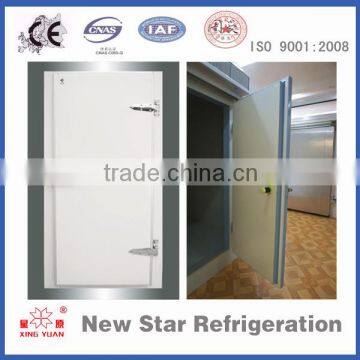 Hinged freezer door for cold room