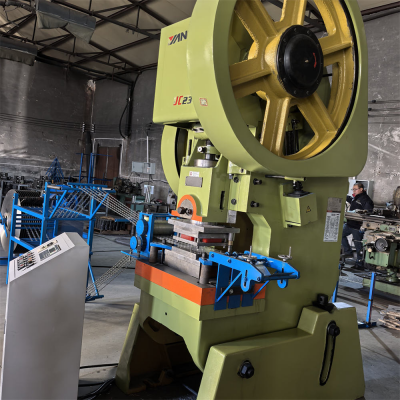 Заводской станок для изготовления острожной сетки, станок для изготовления зигзагообразной сетки-ограждения, станок для изготовления лезвийной острожной проволоки