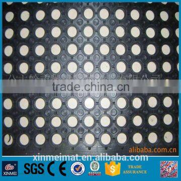 Anti-slip and anti-fatigue interlocking porous rubber floor mat