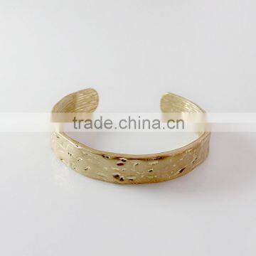 Hot selling elegant gold hammered cuff bangle bracelet