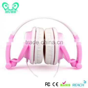 colorful cartooon headphone used for kids post cartoon piture on the headphone