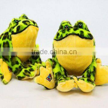 fashional popular lovely green plush frog animal toy with heart pillow for valentine festival