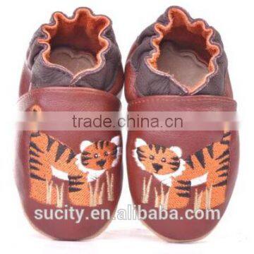 china baby leather shoe with tiger embroidered