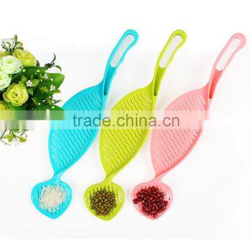 Multifunctional Kitchen Rice Washing Long Handle Colorful Plastic Mini Spoon photo-3
