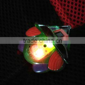 Promotion gift cheap plastic green witch halloween party led light brooch pin