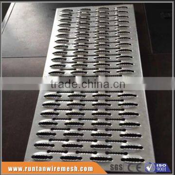 Hot Dipped Galvanized Diamond Perforated Grip Strut Safety Grating (Trade Assurance) photo-3