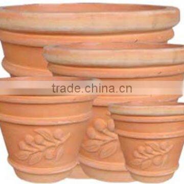 Clay terracotta pots with the beautiful style for your dreaming garden