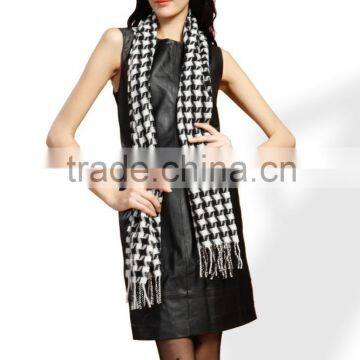 Ladies Cashmere Jacquard Scarf, Ladies Black-White Latticed Tassel Cashmere Scarf