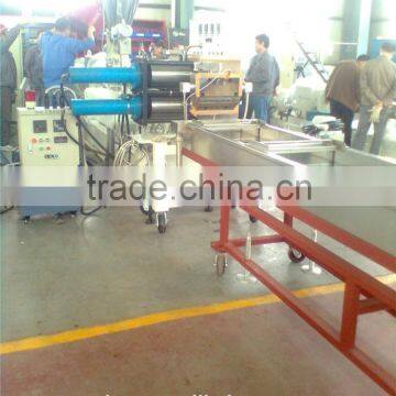 Large filtration area automatic extruder screen changer