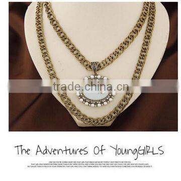 China Latest Fashion Simple Resin and Crystal Alloy Double Layered Chain Oval Pendnat Necklace in Stock photo-3