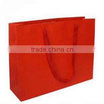 exquisite and fashionable shopping paper bag, red paper bag with red ribbon