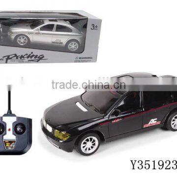 1:24 RC CAR 4 CHANNEL WITH LIGHT Y3519236