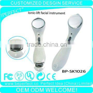 Galvanic handheld beauty device