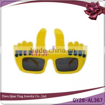 wholesale cheap yellow hand shaped plastic party favor sunglasses