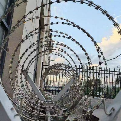 Китайские поставщики разместили лестничную сетку из железной проволоки в тюремных складах, используя трехнитевые шестиугольные лезвистые катушки.