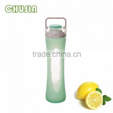 transparent glass water bottle with heat-resistant silicone sleeve covered wholesale