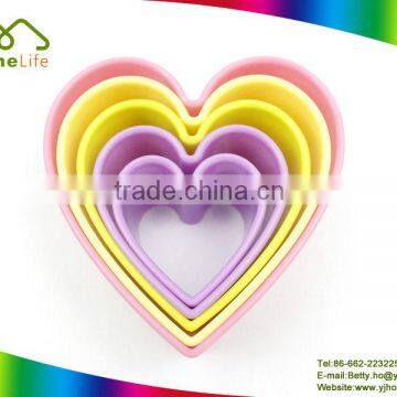 Colorful 5pcs christmas heart shape cake biscuit mold plastic cookie cutter set