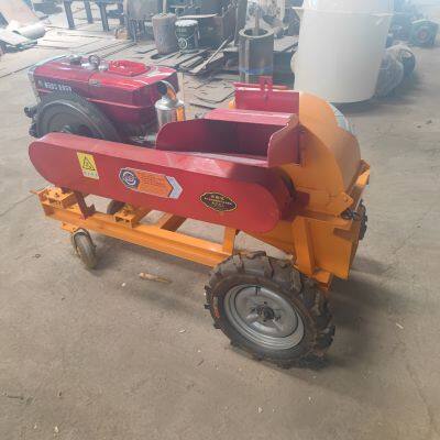 Kleiner Holzmühlen-Pulverisierer. Kleine mobile Holzschredder-Maschine zum Häckseln und Spalten