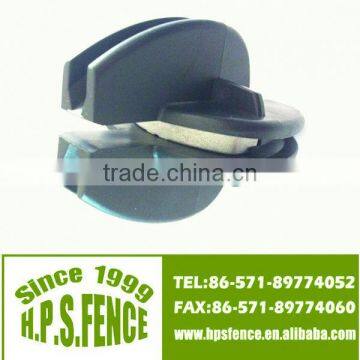 Electric fence corner insulator for electric fence wires