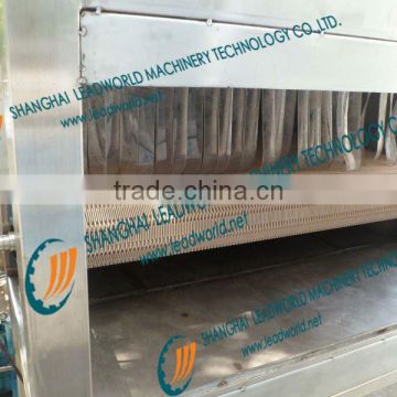 Stainless steel spray sterilizing machine with inversing conveor