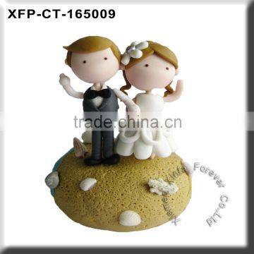 cheap wedding gift small resin wedding couple figurine cake topper