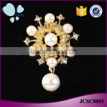 Factory wholesale multifunctional zinc alloy flower shape pearl rhinestone scarf clip brooch