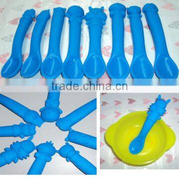 Hot selling flexible BPA free soft cheap silicone baby spoon