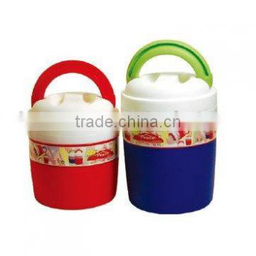 Plastic food storage container