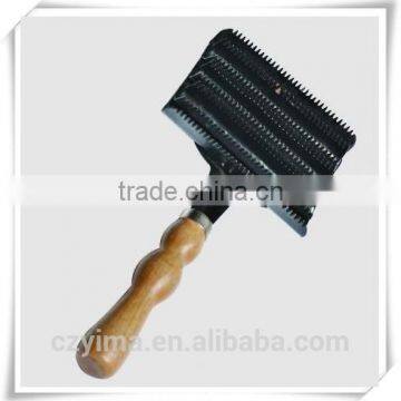 metal horse curry comb with rounded wooden handle/horse grooming