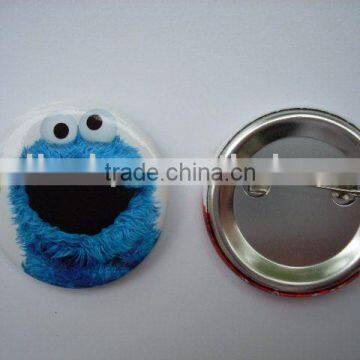 badge button with safety pin