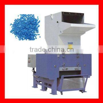 Waste plastic smashing machine