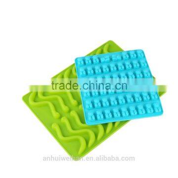 2017 New design cute colorful food grade silicone gummy worm candy mold