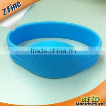 Low cost programmable RFID silicon material wristband