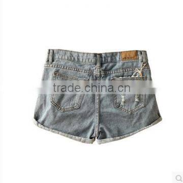 The Summer of 2015 LADIES SHORTS Denim Shorts Are a Frayed Hem the Denim Shorts