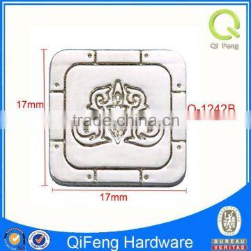 Q-1242B custom metal label for handbags with engraving flower