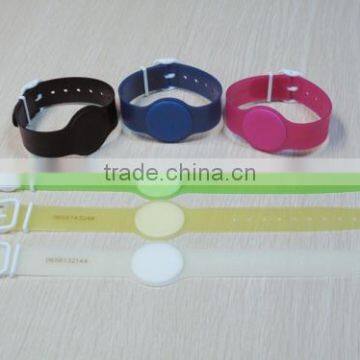 Waterproof 13.56MHz NFC RFID Plastic Wrist Bands Printable RFID Silicone Wristband for Pool Party