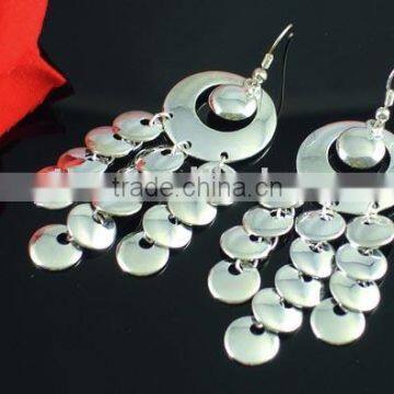 Fashion earring with round metal pendant