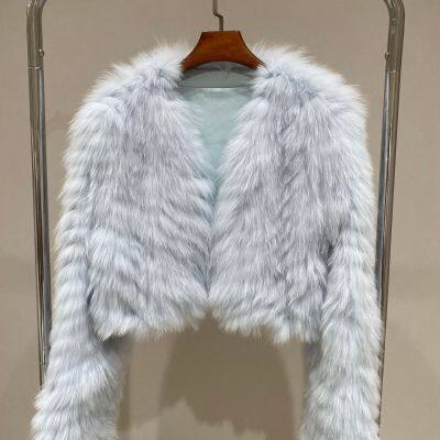 Winterliche neue Streifen-Fuchsfelljacke für Frauen, eine dicke und dichte Felljacke, kurzer Stil, klein und jugendlich photo-2